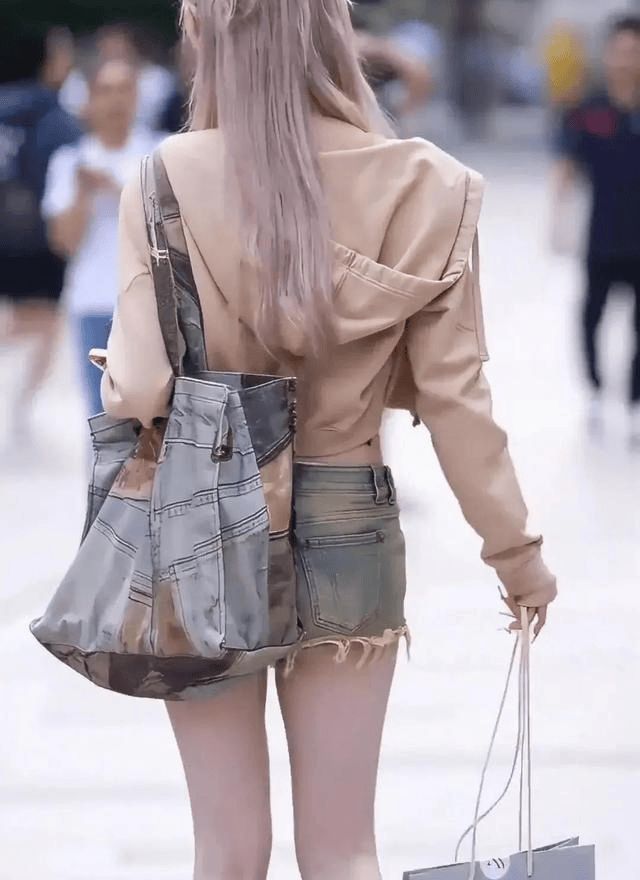 绝了！山西一金发女孩因颜值绝美引发热议网友：腿上纹身太秀(图5)
