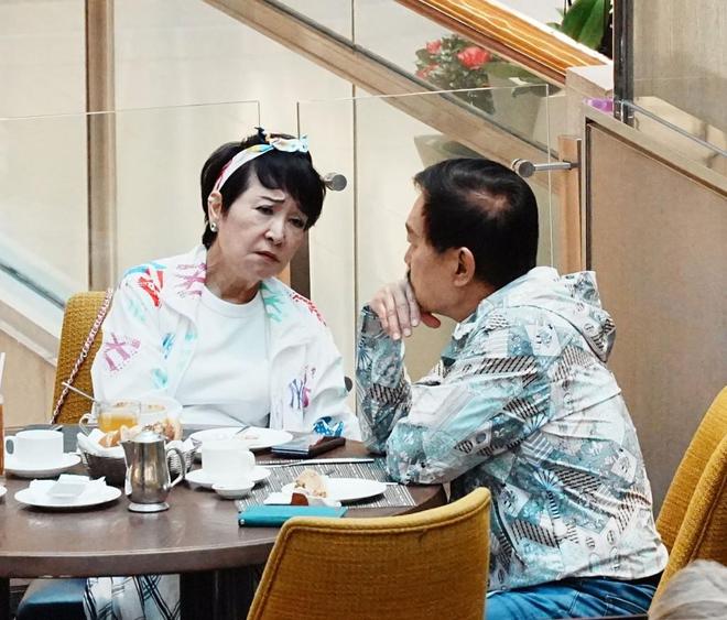 易倍体育网站：谢霆锋妈妈带老公逛街夫妻互动像小情侣拉姑打扮超显年轻(图2)