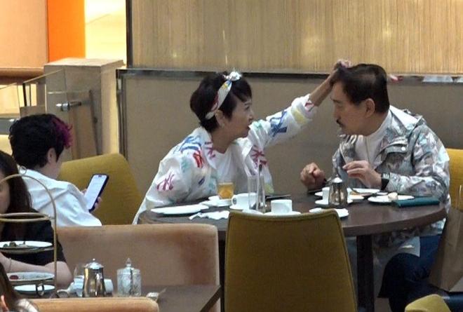 易倍体育网站：谢霆锋妈妈带老公逛街夫妻互动像小情侣拉姑打扮超显年轻(图3)