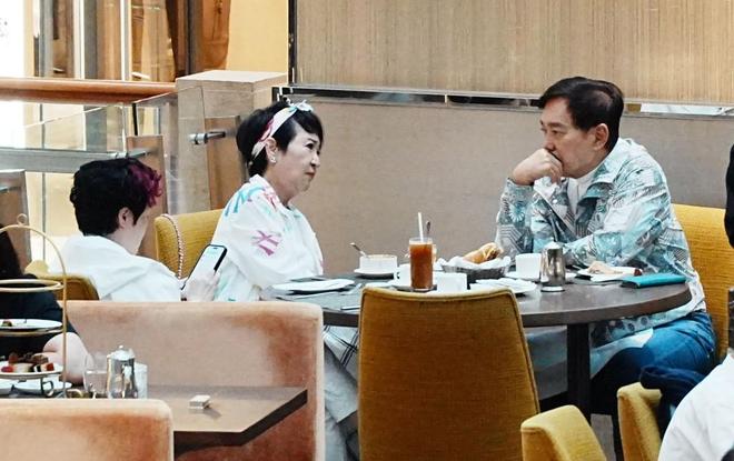 易倍体育网站：谢霆锋妈妈带老公逛街夫妻互动像小情侣拉姑打扮超显年轻(图1)