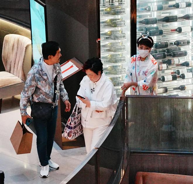 易倍体育网站：谢霆锋妈妈带老公逛街夫妻互动像小情侣拉姑打扮超显年轻(图7)