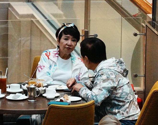 易倍体育网站：谢霆锋妈妈带老公逛街夫妻互动像小情侣拉姑打扮超显年轻(图5)