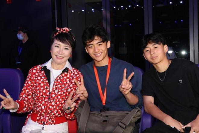 易倍体育网站：谢霆锋妈妈带老公逛街夫妻互动像小情侣拉姑打扮超显年轻(图11)