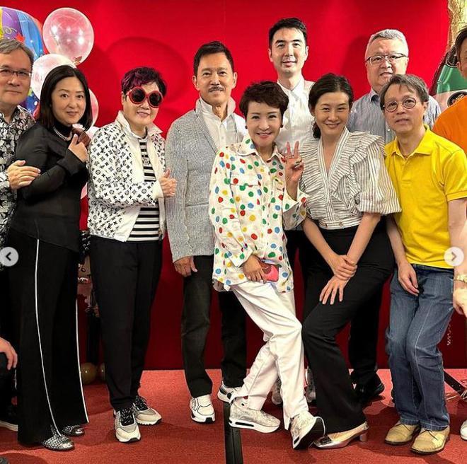 易倍体育网站：谢霆锋妈妈带老公逛街夫妻互动像小情侣拉姑打扮超显年轻(图9)