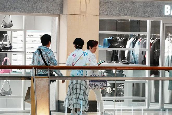 易倍体育网站：谢霆锋妈妈带老公逛街夫妻互动像小情侣拉姑打扮超显年轻(图8)