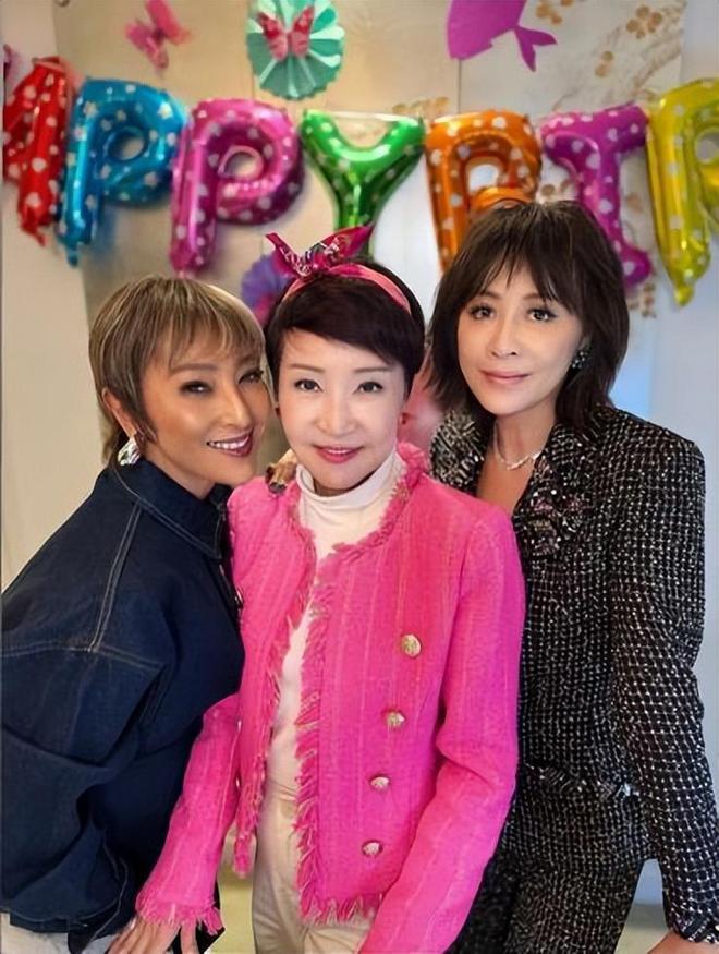 易倍体育网站：谢霆锋妈妈带老公逛街夫妻互动像小情侣拉姑打扮超显年轻(图12)