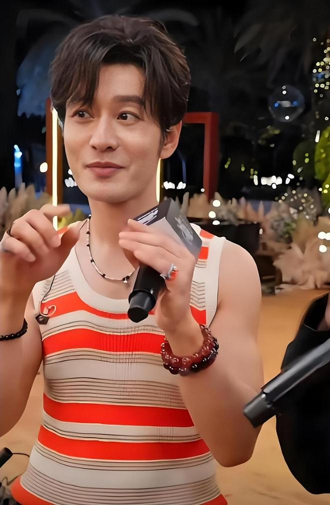 易倍体育网站：黄晓明的穿搭又被吐槽网友调侃：把前妻没带走的衣服穿出来了(图2)