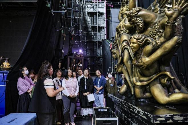 《剧院魅影》成都站火热上演主创带观众探班后台揭秘幕后匠心(图4)