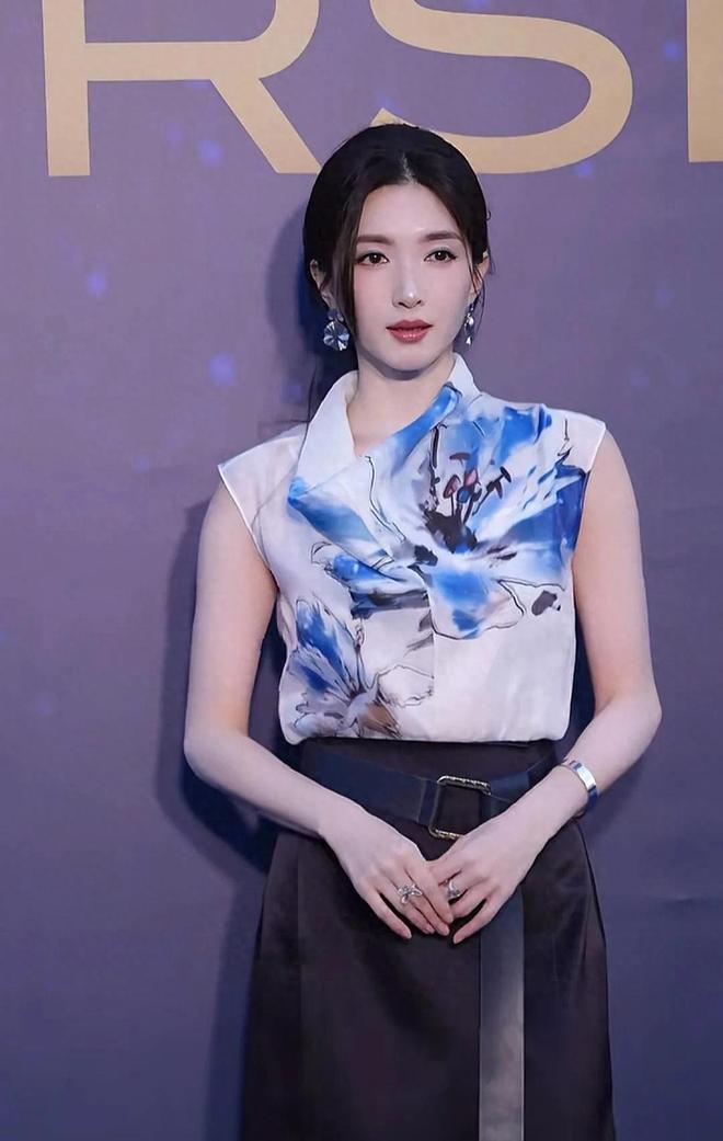 Emc易倍体育：女星江疏影被曝与富商海外产子传闻后网友偶遇与某著名导演聚餐(图1)