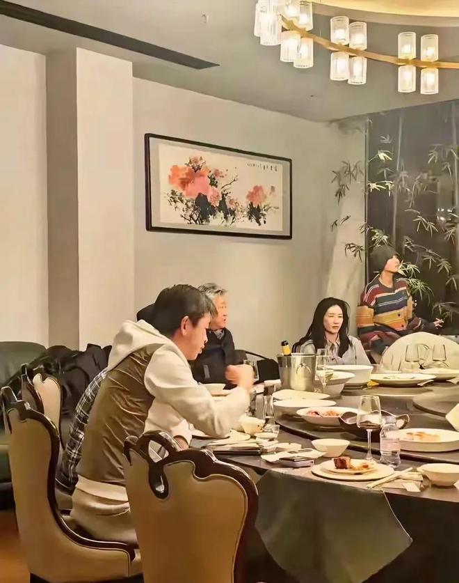Emc易倍体育：女星江疏影被曝与富商海外产子传闻后网友偶遇与某著名导演聚餐(图2)