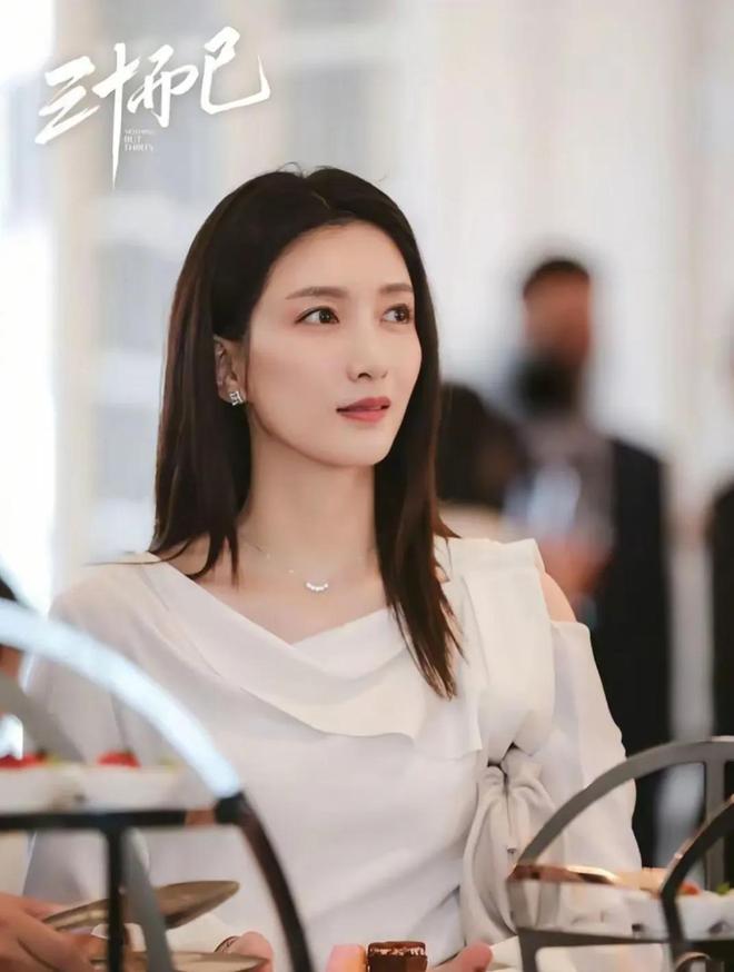Emc易倍体育：女星江疏影被曝与富商海外产子传闻后网友偶遇与某著名导演聚餐(图4)