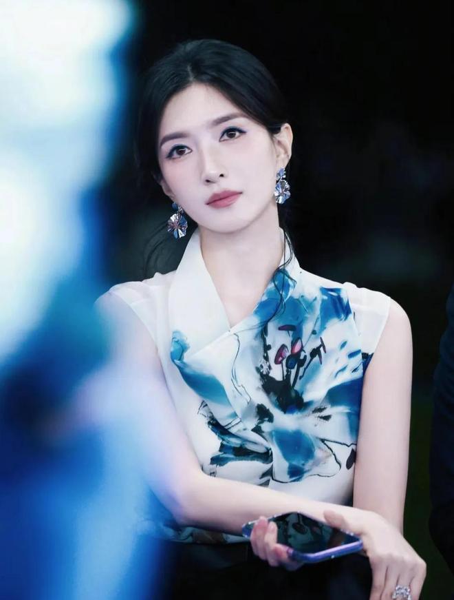 Emc易倍体育：女星江疏影被曝与富商海外产子传闻后网友偶遇与某著名导演聚餐(图7)
