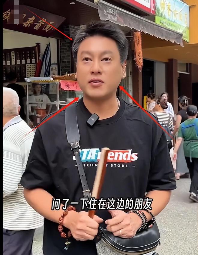 Emc易倍体育：朱孝天独自现身成都喝茶脸黑苍老像农村大爷买10块钱瓜子花生(图7)
