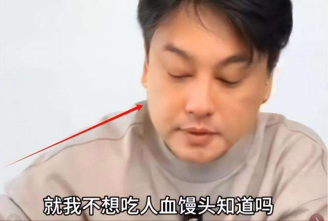 Emc易倍体育：朱孝天独自现身成都喝茶脸黑苍老像农村大爷买10块钱瓜子花生(图2)