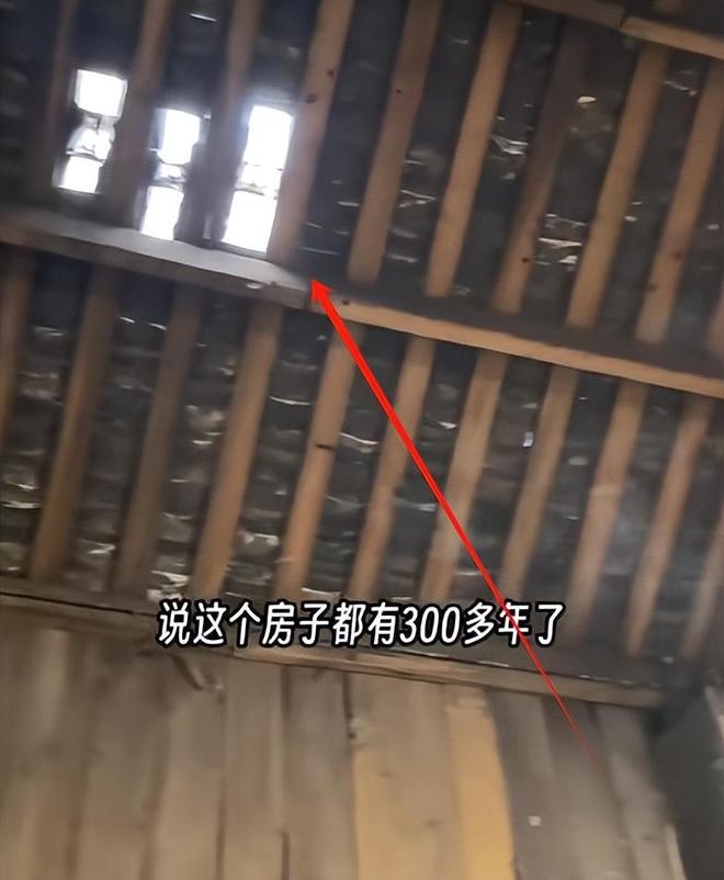 Emc易倍体育：朱孝天独自现身成都喝茶脸黑苍老像农村大爷买10块钱瓜子花生(图4)