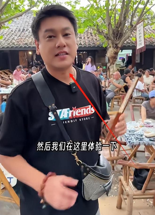Emc易倍体育：朱孝天独自现身成都喝茶脸黑苍老像农村大爷买10块钱瓜子花生(图5)