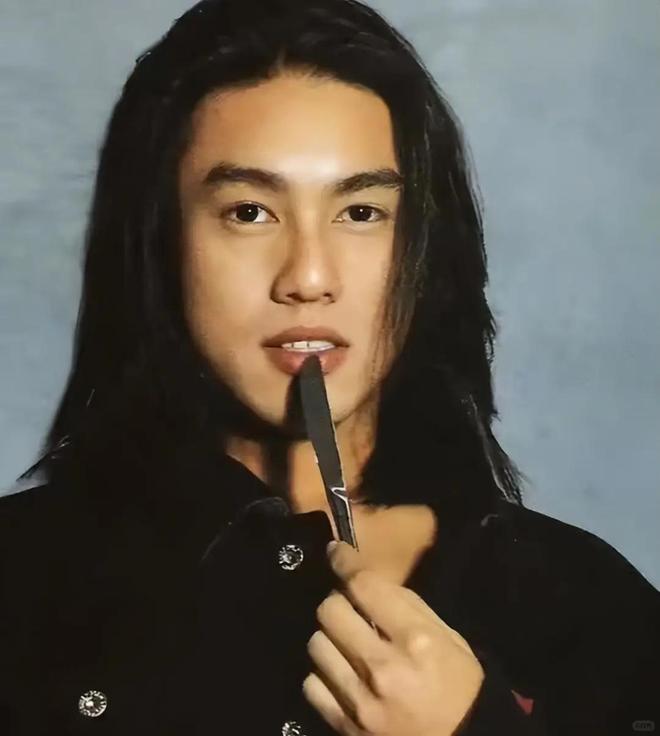 Emc易倍体育：朱孝天独自现身成都喝茶脸黑苍老像农村大爷买10块钱瓜子花生(图8)