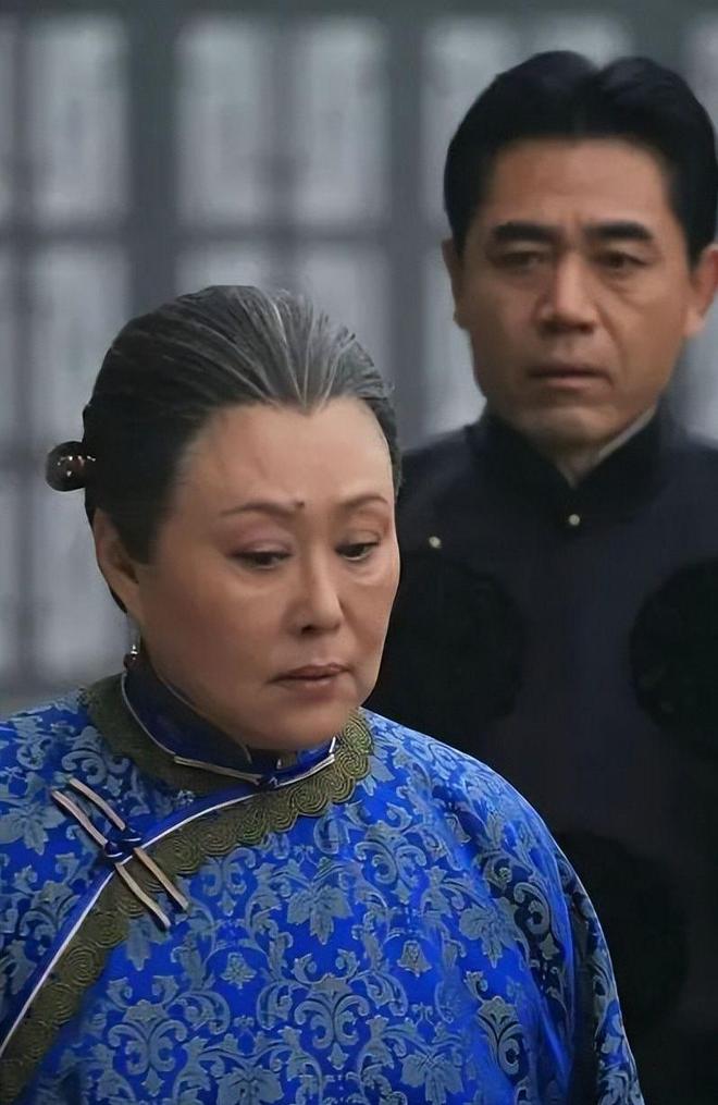 Emc易倍体育：75岁斯琴高娃回国生活现身农村老态尽显疑似秃顶雨伞当拐杖(图3)