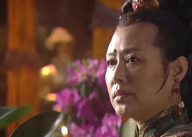 Emc易倍体育：75岁斯琴高娃回国生活现身农村老态尽显疑似秃顶雨伞当拐杖(图4)