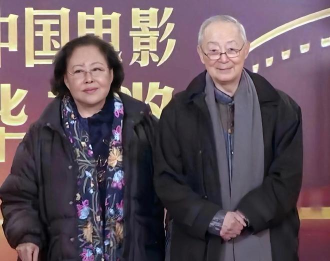 Emc易倍体育：75岁斯琴高娃回国生活现身农村老态尽显疑似秃顶雨伞当拐杖(图1)