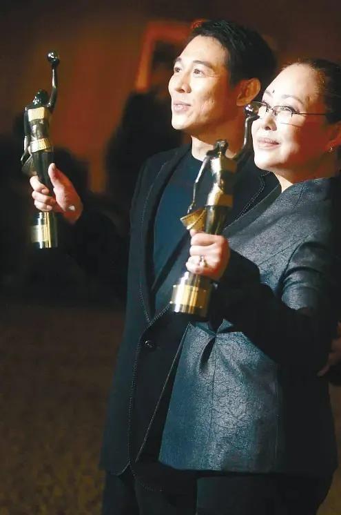 Emc易倍体育：75岁斯琴高娃回国生活现身农村老态尽显疑似秃顶雨伞当拐杖(图6)
