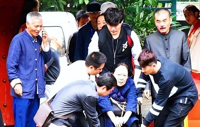 Emc易倍体育：75岁斯琴高娃回国生活现身农村老态尽显疑似秃顶雨伞当拐杖(图11)