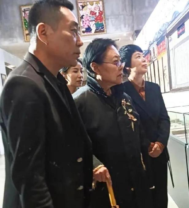 Emc易倍体育：75岁斯琴高娃回国生活现身农村老态尽显疑似秃顶雨伞当拐杖(图18)