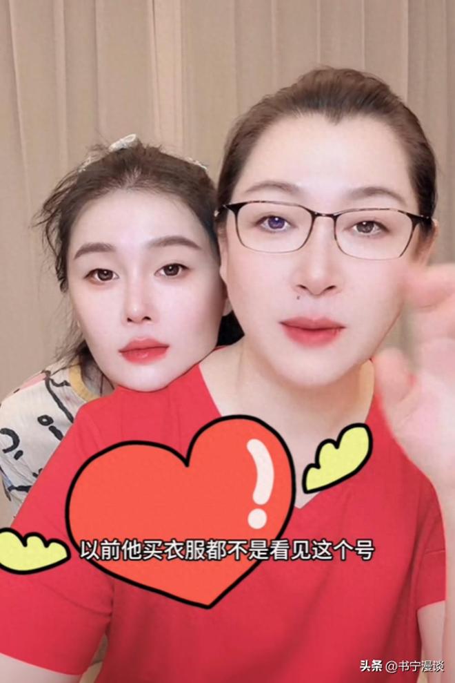 Emc易倍体育：67岁赵本山辽宁会友和美女手拉手笑容满面坐别墅炕上很接地气(图1)