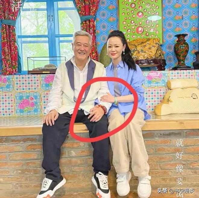 Emc易倍体育：67岁赵本山辽宁会友和美女手拉手笑容满面坐别墅炕上很接地气(图5)