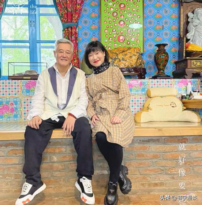 Emc易倍体育：67岁赵本山辽宁会友和美女手拉手笑容满面坐别墅炕上很接地气(图7)