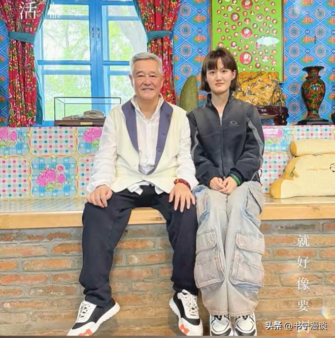 Emc易倍体育：67岁赵本山辽宁会友和美女手拉手笑容满面坐别墅炕上很接地气(图6)