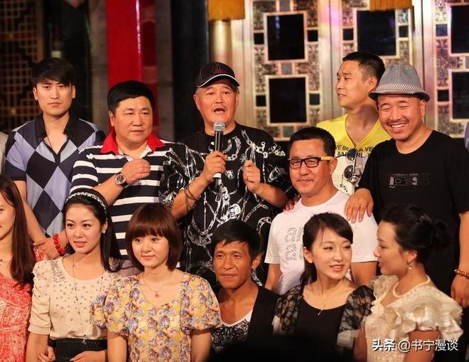 Emc易倍体育：67岁赵本山辽宁会友和美女手拉手笑容满面坐别墅炕上很接地气(图10)